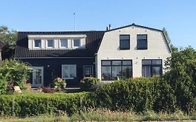 T Huuske Tuinappartement Met Fantastisch Uitzicht, Nabij Zee